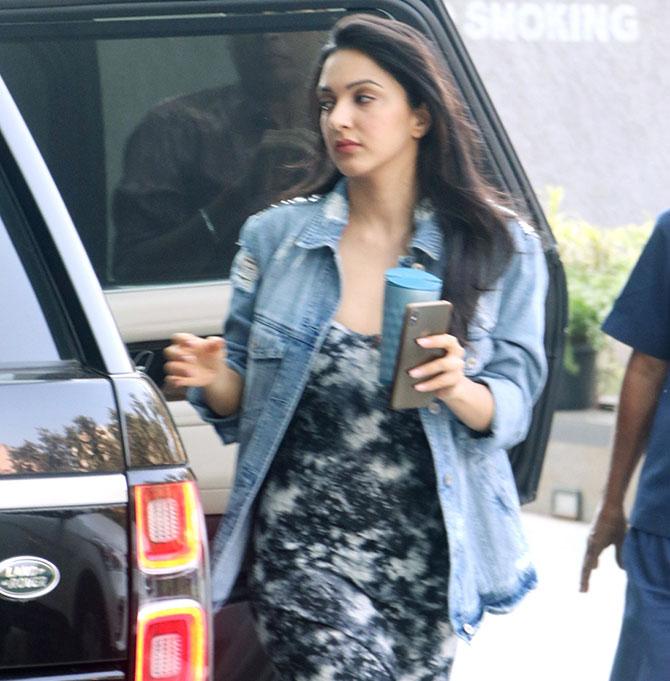 Kiara Advani was spotted in Andheri and we like how she matched the colour of her jacket with the colour of her water bottle- Blue. But we wonder why she looked so serious? Did she have a long day? All pictures courtesy: Yogen Shah
