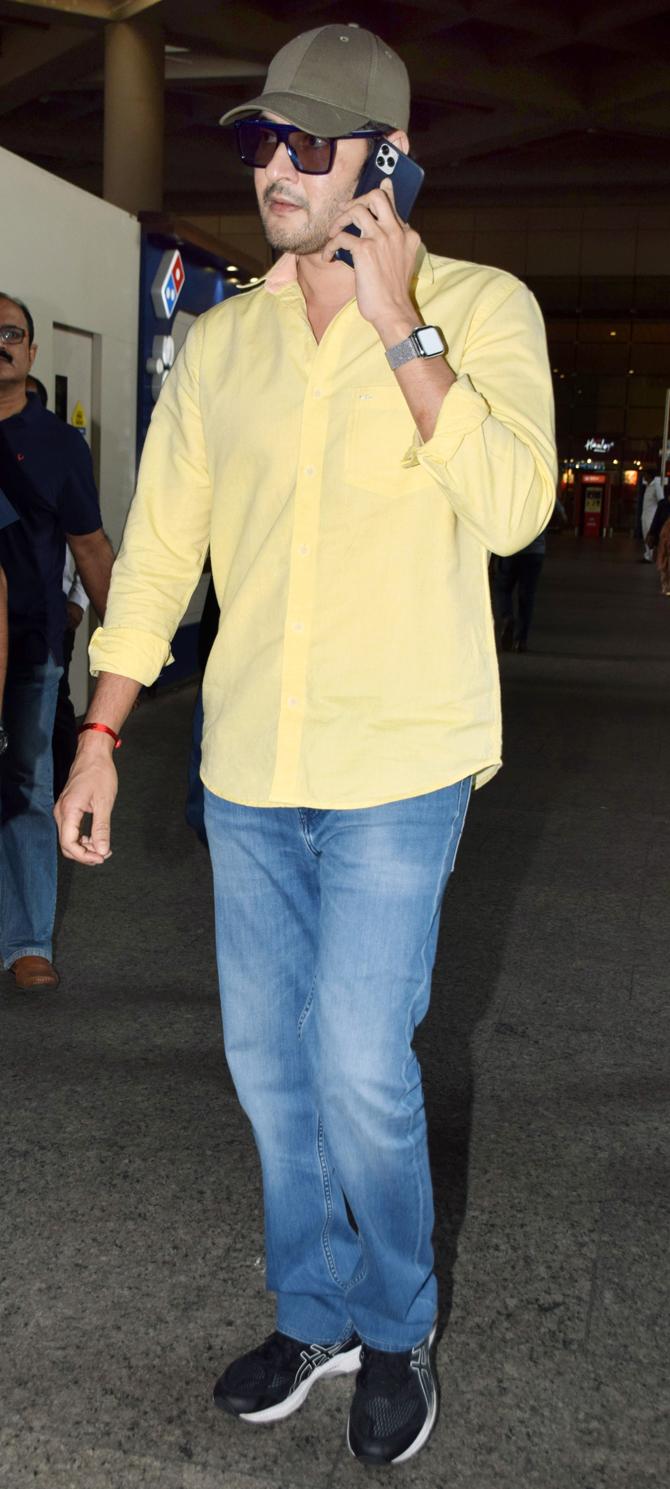 Mahesh Babu was also snapped by the shutterbugs at the Mumbai airport. The actor was seen wearing a yellow shirt, paired with basic denim as his airport look.
