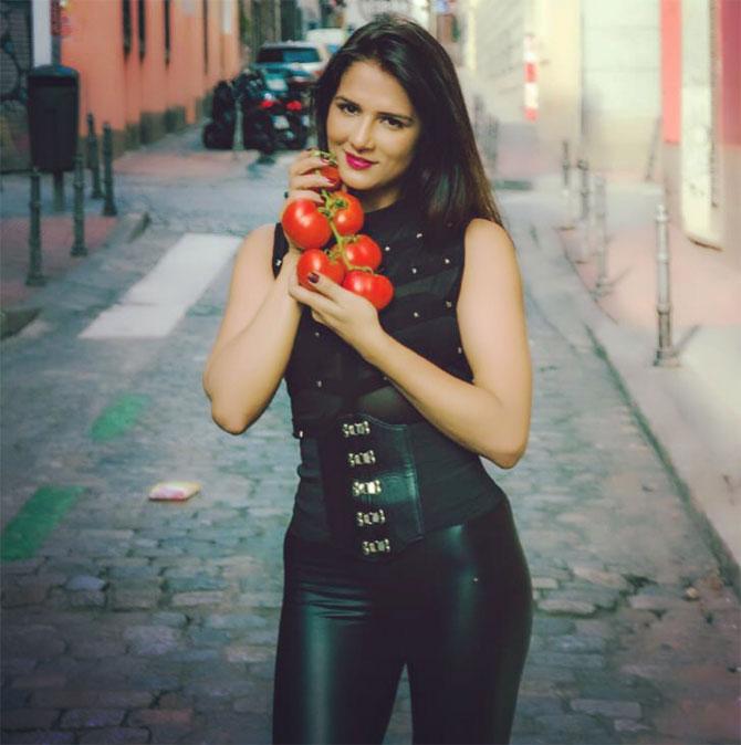 Shipra Khanna is a single mother, an excellent cook, and a lovely soul. She has won the hearts of the audience with her magical smile and skilful efforts.