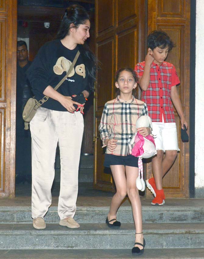 While Malaika was giving us fashion and fitness goals, Maanayata Dutt was out giving us some family goals. The star wife was out having a great time with her kids - Iqra Dutt and Shahraan Dutt in Bandra.