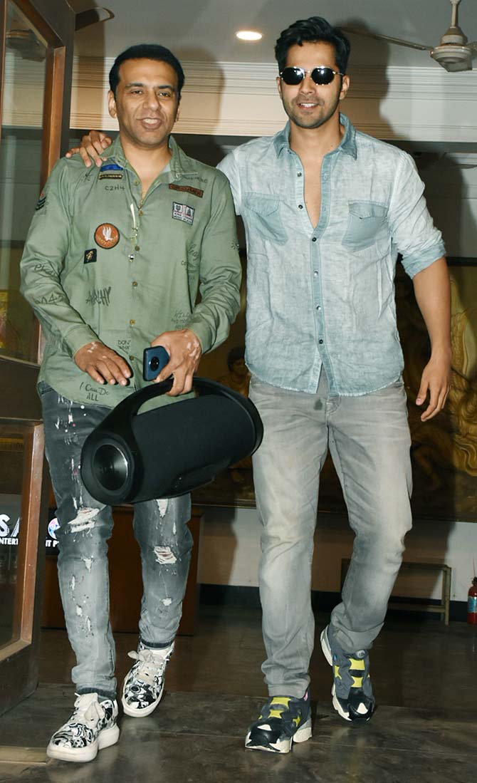 Varun Dhawan was out chilling with his friend in the same suburb. Varun looked dashing as always in his denim shirt and grey pants.