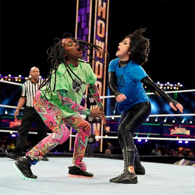 Bayley had to put on he best foot forward as the high-flying and athletic Naomi did not hold back and even managed to kick out of the Bayley-To-Belly. Bayley then used some dirty tactics by blinding Naomi with her t-shirt after which she slammed her face into the mat and retain her title.