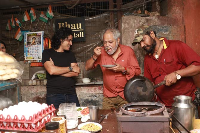 Sanjay Mishra was also snapped with Hardik Mehta at Goregaon's food stall.