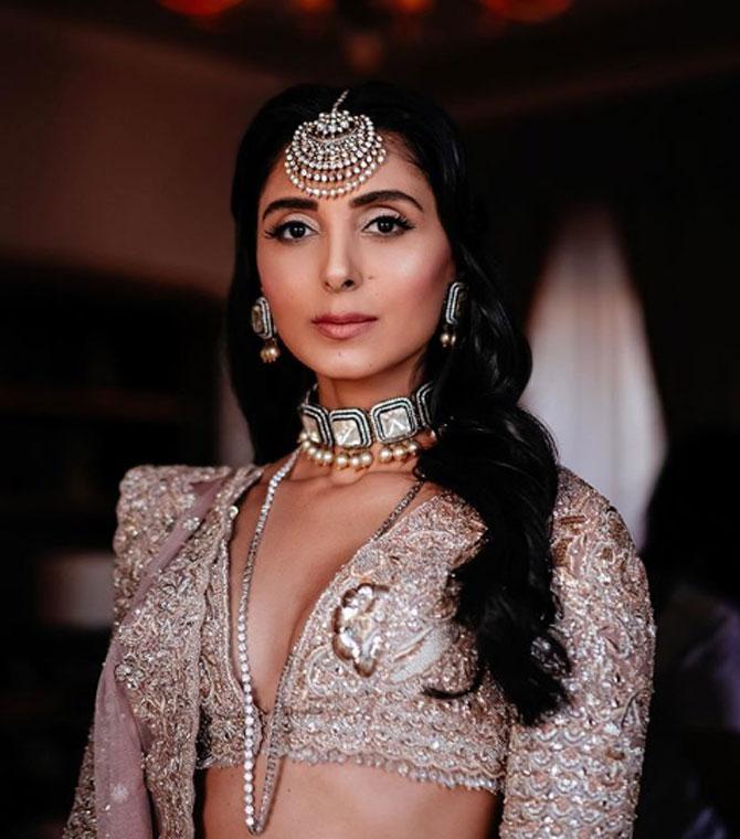 Pernia Qureshi looked liked a goddess with all her bridal attire and minimalist make-up. Pernia Qureshi ditched the usual hues of red and chose an ivory wedding lehenga. She complimented her embellished wedding lehenga with a colour coordinated veil and matching diamond jewellery.