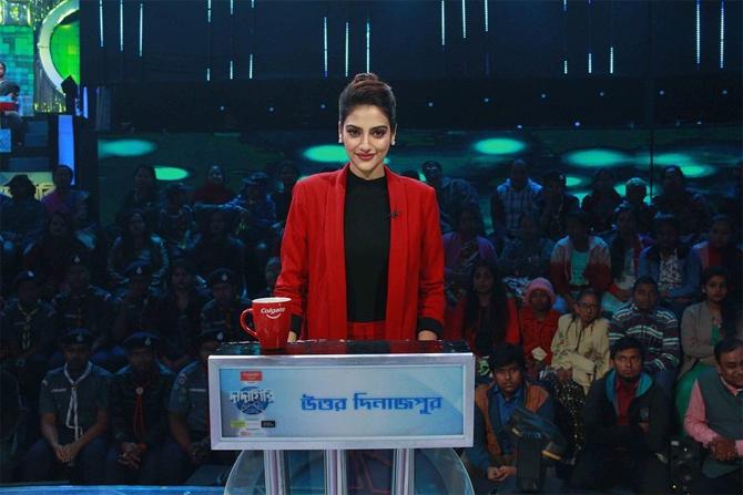 For an interview with a leading Bengali news channel, Basirhat MP Nusrat Jahan opted for a red pant suit. She completed her outfit with a black top and tied her beautiful tresses in a neat bun. With subtle makeup and minimal accessories, Nusrat completed her professional look with red lipstick