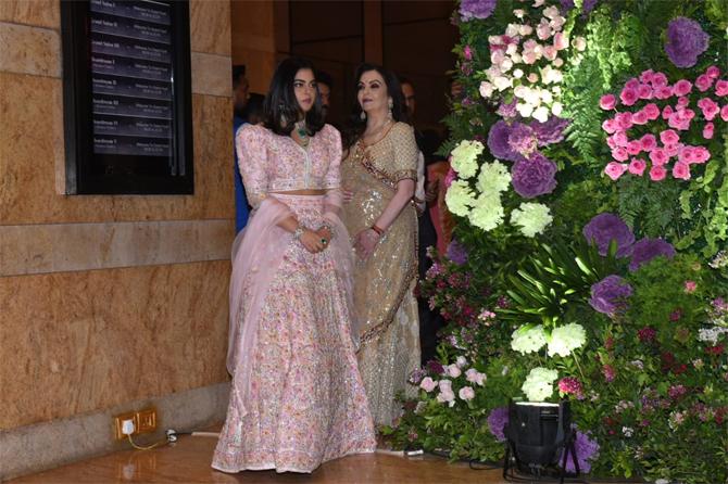 Mother-daughter duo Nita and Isha Ambani stole the show with their ethnic ensembles as they arrived for the wedding reception. Nita looked graceful in cream, gold, and red ethnic ensemble. She completed her look with a long neckpiece, matching earrings and bangles. With subtle makeup and her long wavy hair parted on one side, Nita looked royal.