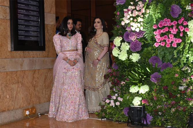On the other hand, Isha Ambani opted for a pastel pink lehenga with a crop top. The Ambani heiress wore green emerald earrings and with minimal makeup, she left her long tresses open, which gave her a natural look