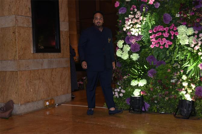 Zeeshan donned a navy blue bandhgala with minimal accessories. The youth leader was seen sporting a stubble as he was all smiles for the shutterbugs