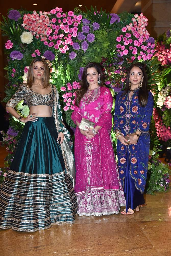 While Amrita Arora opted for a teal coloured lehenga, Neelam Kothari stunned in a pink one. Seema Khan, who was also one of the guests, looked pretty in blue Indo-ethnic wear.