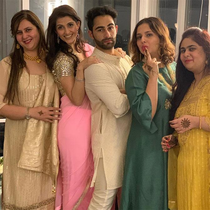 The groom Armaan Jain with the extended family of Anissa Malhotra!