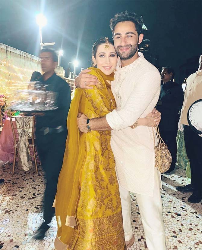 Karisma Kapoor arrived in style, filling in for both Ranbir Kapoor and Kareena's energy at the event. As soon as she made an appearance, the liveliness and gleam on her face were enough to mesmerise us.