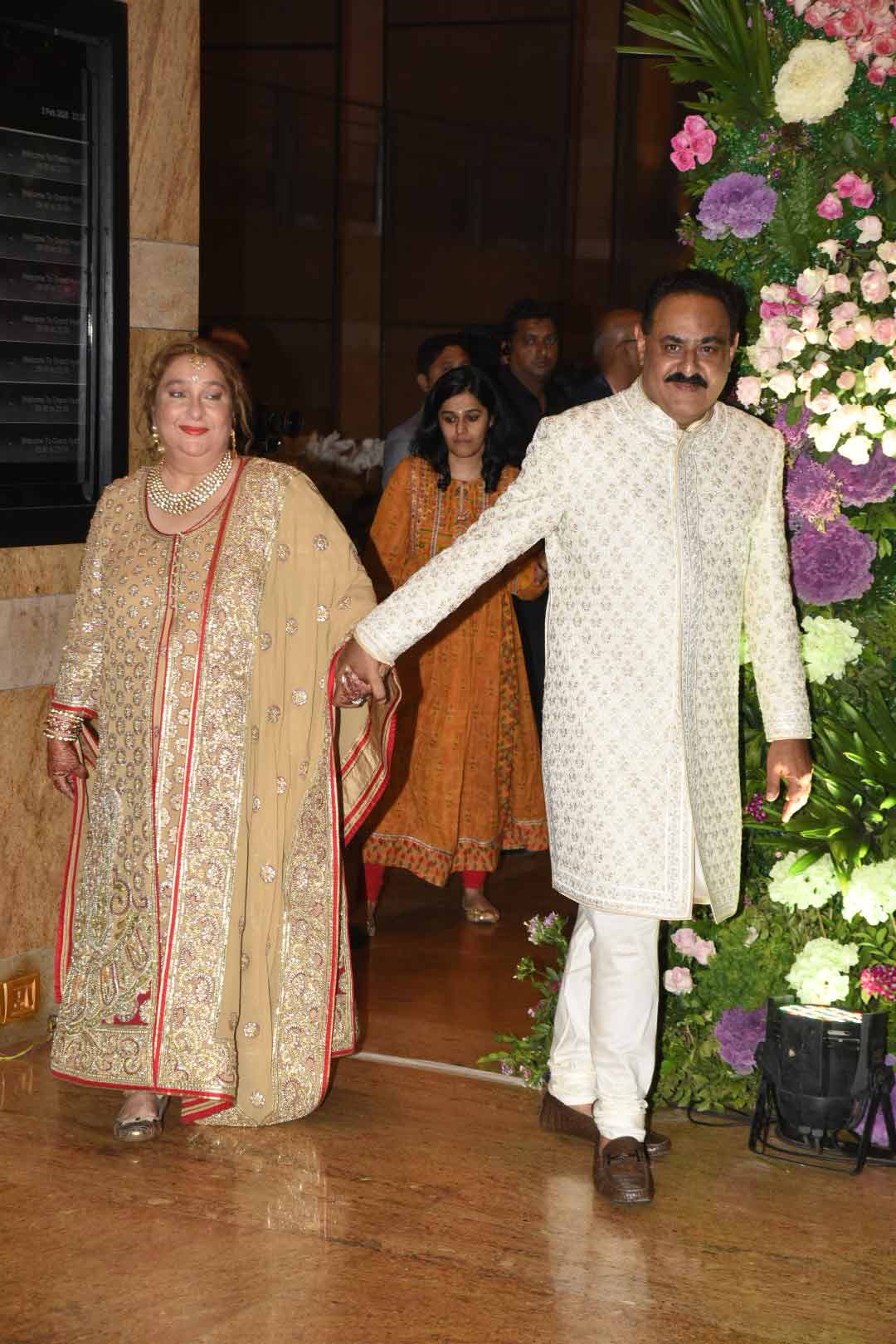 The evening of February 03 was no less than a star-studded affair. From Ambanis to Khans, many bigwigs from the industry attended the ceremony.
In picture: Rima Jain with husband Manoj Jain at the wedding reception of Armaan and Anissa.