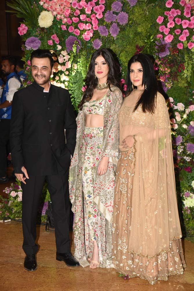 Sanjay Kapoor, Shanaya Kapoor and Maheep Kapoor were also snapped at the reception. Shanaya attended the event in white floral ethnic wear.