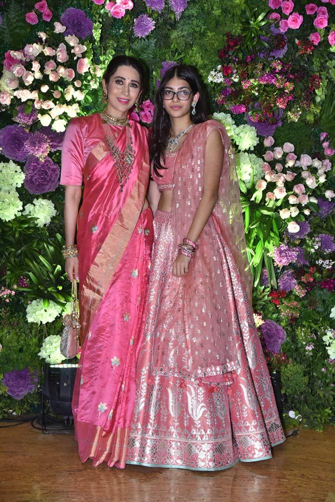 Karisma Kapoor walked the reception ceremony with daughter Samaira Kapoor. While Karisma showed off her elegant side in a pink saree, Samaira looked extremely pretty in a silver-pink lehenga.