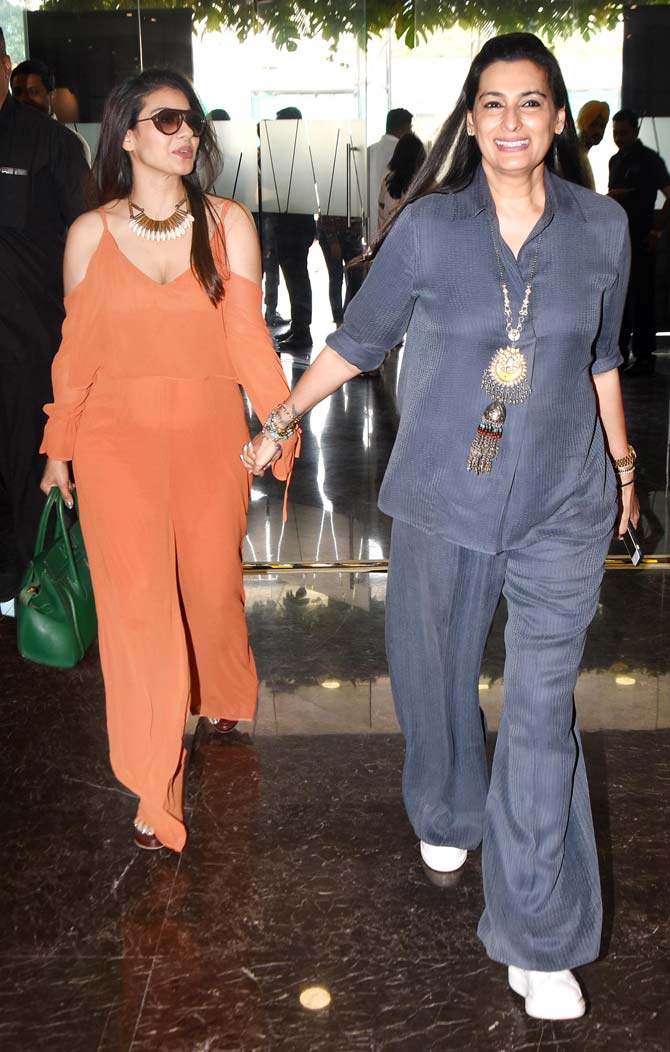Mrs. Kadri, the wife of the renowned architect IM Kadri, had been a statuesque and gentle personality, and the guiding light for Save The Children India for 25 years. She left behind a legacy that her daughters are committed to.
In picture: Kajol too came in to lend support for the cause.