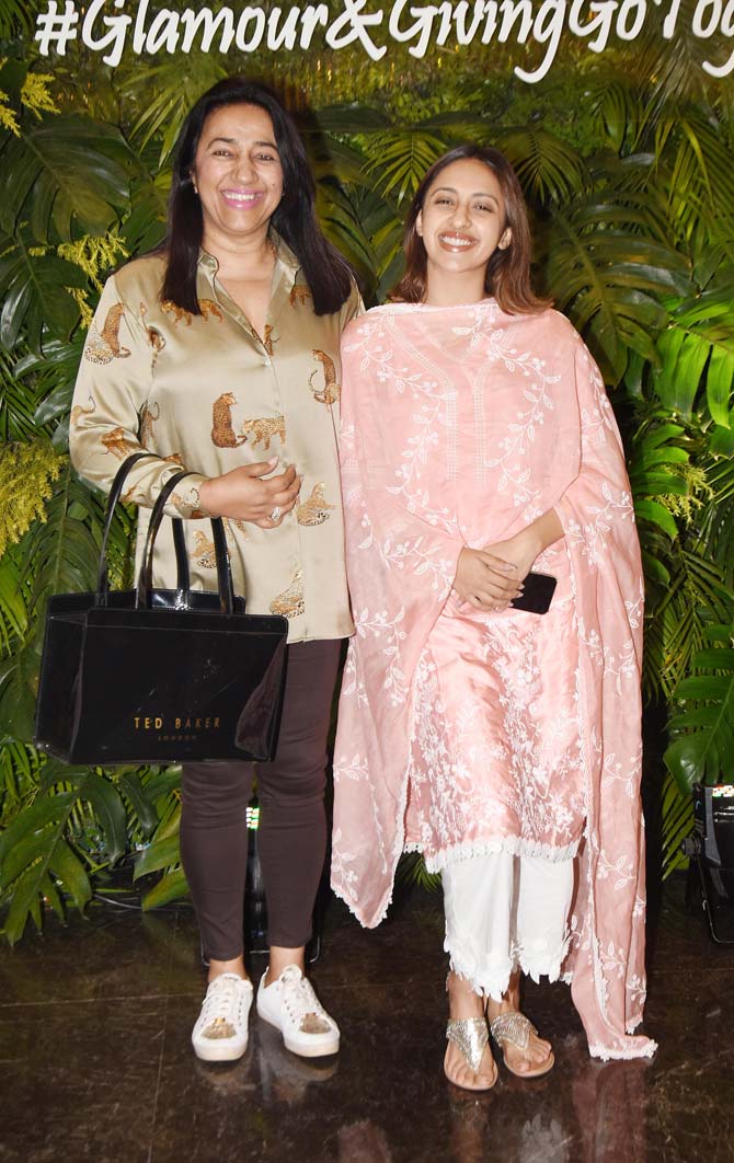 Anu Ranjan with daughter Akansha Ranjan also attended Mana Shetty's 75th charity exhibition for Save The Children India - Araaish.