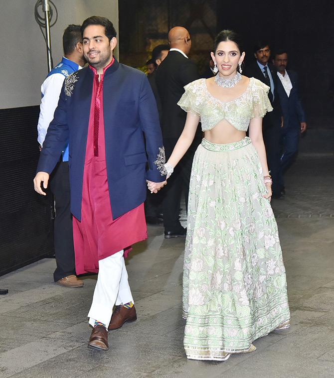 Power couple Akash Ambani and Shloka Mehta stole the show with their ethnic ensembles as they arrived for the grand wedding bash held at The St Regis hotel. Akash and Shloka oozed royalty as the two arrived to celebrate the Armaan Jain and Anissa Malhotra's new beginning.