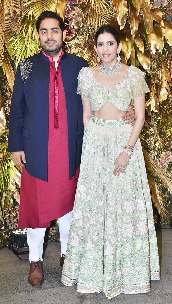 On the other hand, Akash Ambani complimented his wife Shloka Mehta by opting for a kurta pyjama in hues of maroon and white. He teamed his ethnic kurta set with a pair of an ethnic navy blue blazer. Keeping his look minimal, Akash sported a stubble look for the after-wedding party.
