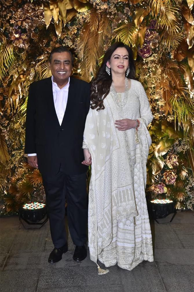 Nita Ambani Sex Vedio - Mukesh-Nita, Akash-Shloka, Anant-Radhika at Armaan Jain's wedding party