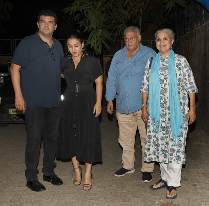 Present at the special screening were the lead pair Aditya Roy Kapur and Disha Patani, Aditya's producer brother Siddharth Roy Kapur with his wife Vidya Balan.
In picture: Siddharth Roy Kapur with wife Vidya Balan, parents Kumud Roy Kapur and Salome Roy Kapur at the screening.