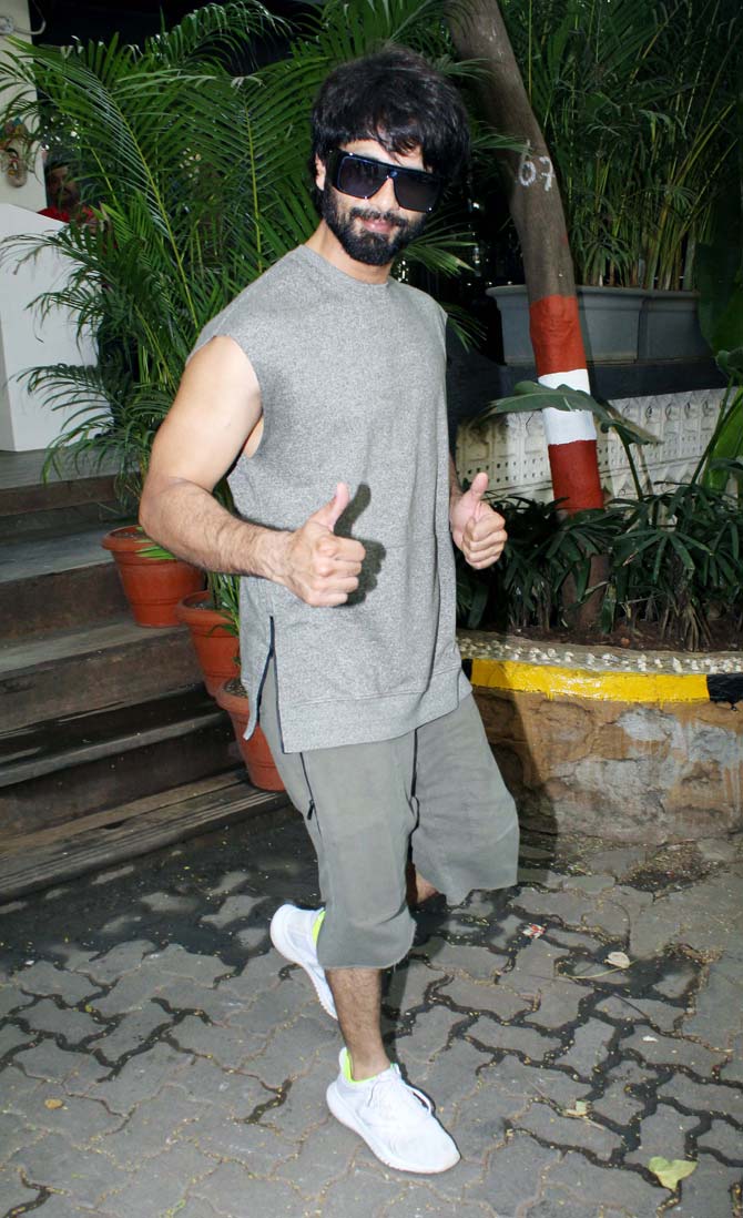 On the other hand, Shahid looked all cool and macho in his grey t-shirt and shorts. Shahid will be next seen playing the role of a cricketer in Jersey. The film is the story of a man who aspires to play cricket for the Indian team at an age when most of the cricketers announce retirement.
