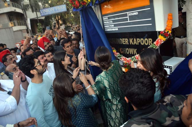 Sonam Kapoor, Shanya and the Kapoor family seen unveiling the name of the chowk at the ceremony in Chembur.