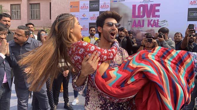 While Sara Ali Khan stunned in a Jaipur inspired ethnic lehenga, paired with a jacket, Kartik Aaryan too sported a Jaipuri shirt, along with basic denim during the outing.