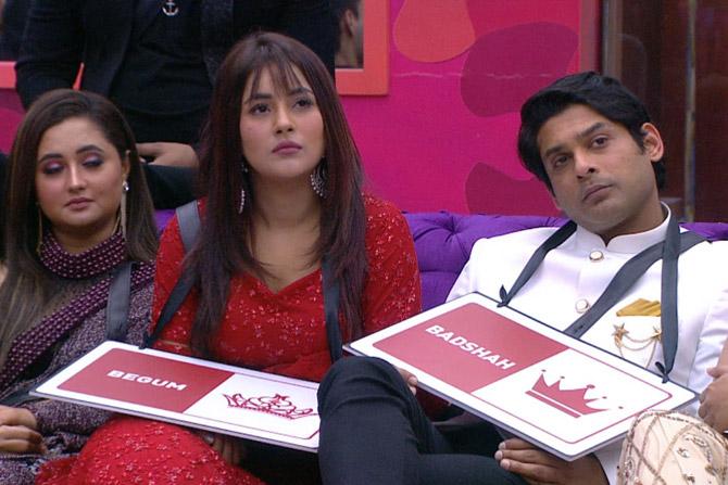 On the first day of the week, Hina Khan entered the house and handed the contestants five placards with 'Badshah', 'Begum', 'Ghulam', 'Joker', and 'Ikka' written on it. The connection members had to vote among themselves and confer the suitable housemates with the titles. As the discussion began, a heated argument took shape.