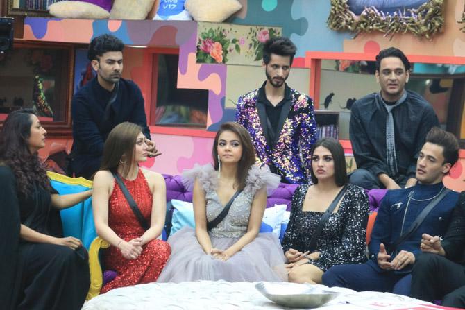 On the other hand, Shefali felt Vishal deserved the tag of Joker because his relation with Madhurima was like a joke to the housemates. Vishal's brother Kunal felt that Shehnaaz should have been tagged as a joker because she is hurt on a daily basis by Sidharth yet she chooses to go back to him. Sidharth disagreed and reminded Kunal that unlike Madhurima and Vishal, there was no violence between him and Shehnaaz.