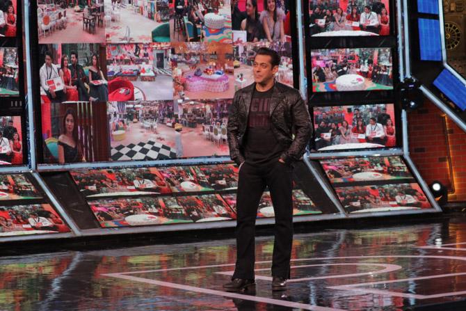 During the Weekend ka Vaar episode, Salman decided to take the contestants to stand in acourtroom set up to clarify issues that had been simmering. Salman asked Asim whether the proposal he made to Himanshi was real or fake. Salman also told him that when Himanshi was not clear whether she wanted to marry him, why was he pursuing her relentlessly? He also blamed Asim for making Himanshi's life public. Salman also questioned Asim if there is someone waiting outside for him which he denied.
