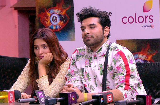 Asim was questioned about events in the recent episode and whether he had a girlfriend outside the house. He made things clear and said that he wasn't dating anyone and is in love with Himanshi. When Mahira was quizzed about not listening to her mother's advice and giving a lot of importance to Paras, she said she liked his strategies which is why she listened to him. On the other hand, Paras was asked about his constant name-calling for his girlfriend.