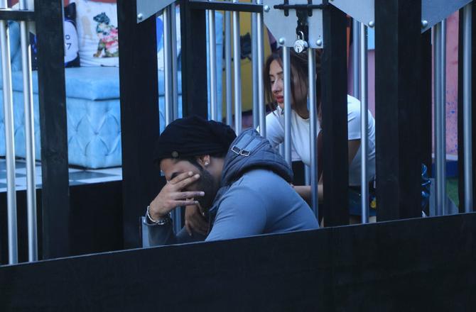 While Rashami and Asim chose Arti and Shehnaaz, Sidharth decided to support Paras to return the favour for the last nominations when Paras had saved him. The first gong rang and Asim tried to block Sidharth from taking the key but he managed to grab it. Sidharth opened the gate for Paras. This left Paras in tears as he didn't expect it while Aarti and Shehnaaz seemed heartbroken by Sidharth's act.