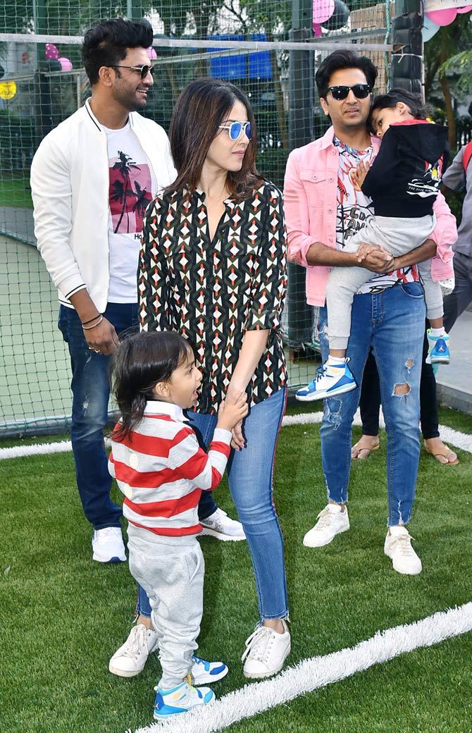 Riteish Deshmukh Genelia Deshmukh Rahyl Deshmukh Riaan Deshmukh Surveen Chawla Jay Bhanushali Mahhi Vij Hussain Kuwajerwala Tina Kuwajerwala Shabbir Ahluwalia Kanchi Kaul And Manish Paul Attended Sharad Kelkar And Wife Kirti S No sharad took part in grasim mr.india contest. riteish deshmukh genelia deshmukh