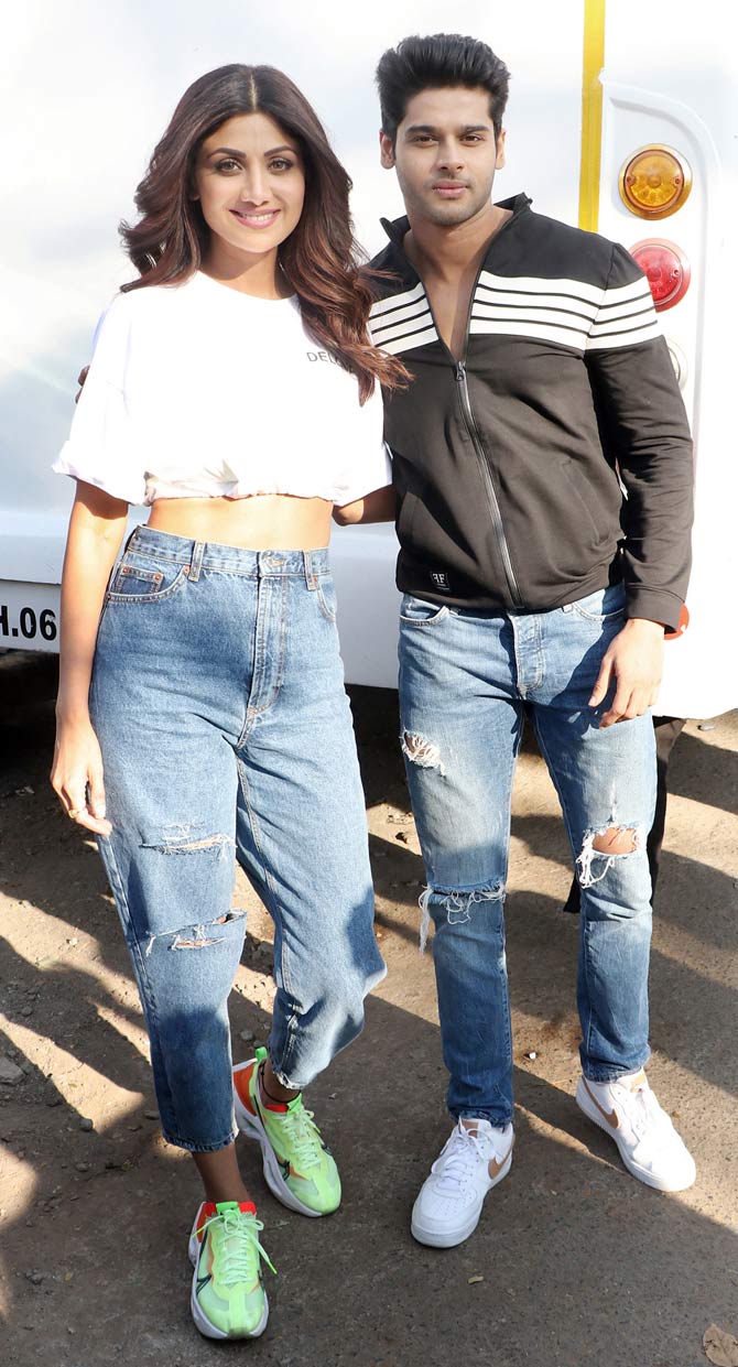 Shilpa Shetty and Abhimanyu Dassani were snapped at their casual best. While the actress donned a white crop top paired with distressed denim, Abhimanyu showed off his uber-cool side ina black jacket, paired with white sneakers and basic denim during the outing.