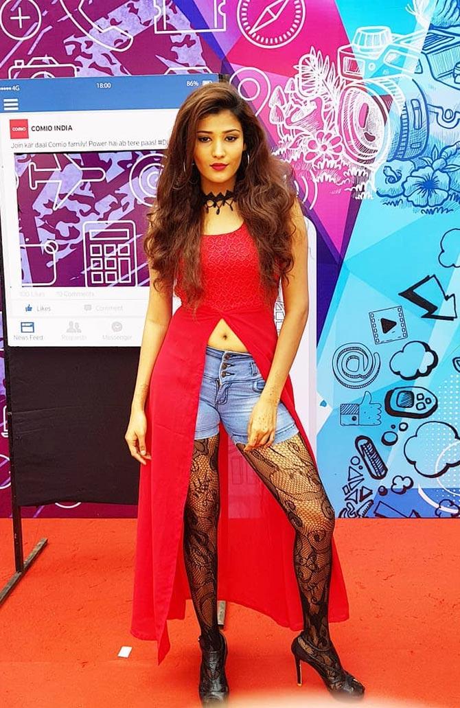 Although she is a foodie, she had also adopted a low-carb diet and healthy lifestyle to achieve her fitness goal.