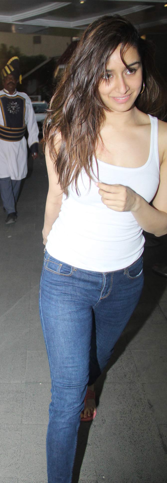 The open hair, the white top, the blue jeans, and that minimal make-up, all perfectly compliment her beauty. And not to forget her piquant nature.