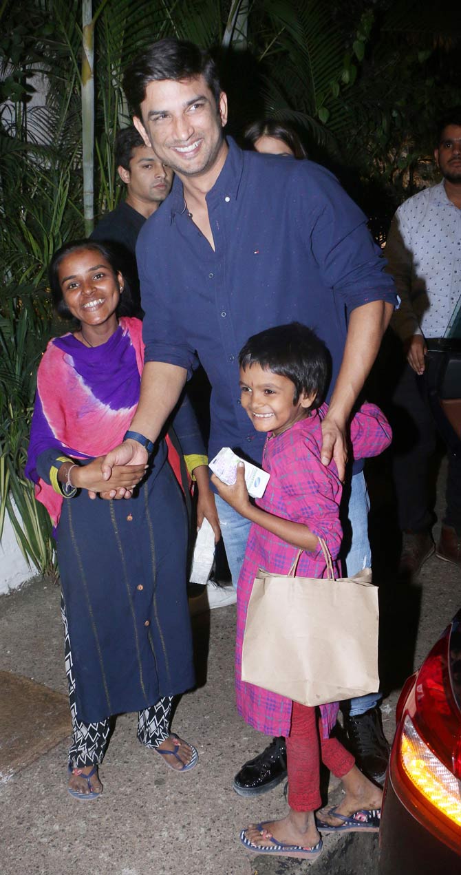 Sushant Singh Rajput is one of those celebrities who like to be himself in public and make sure he engages with his fans as much as he can with selfies and interactions.