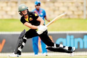 Ellyse Perry shines as Aussie eves upset India by 4 wickets