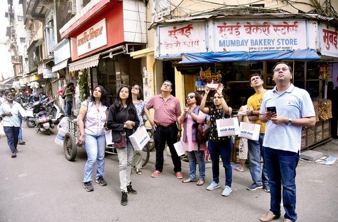 The group takes a closer look at Sudama Niwas on Bora Bazaar Street. The area derives its name from the Bora/Bohri community that migrated here, along with the Bhatias, Banias, Parsis, Marwaris and Gujaratis