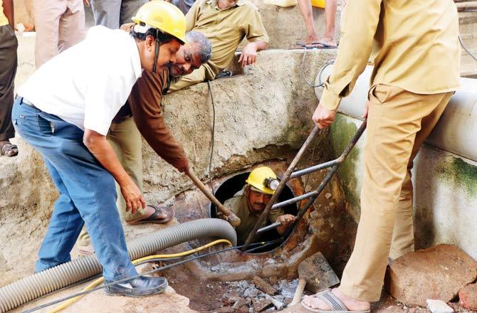 Repair work being carried out on the pipeline. Pics/Anurag Ahire
