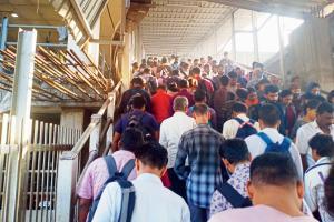 Mumbai: Commuters welcomed by metal rods at Thane station