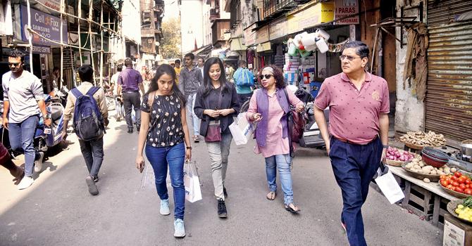 After the one-hour visit inside the police station, the group explored the inner lanes of Bazaar Gate, viewing distinct features of vernacular architecture and its streetscape reminiscent of the 19th centur