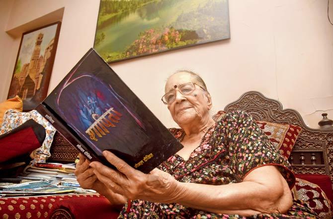 During her AIR days, Minal Dixit, 88, had written a soliloquy on Kaikeyi, that took an alternate view of the character. She did not present Kaikeyi as the woman who birthed the conflict at the centre of Ramayana. Pic/Atul Kamble