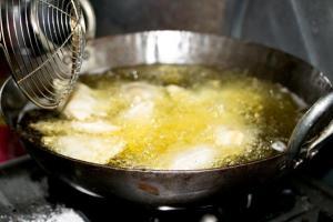 Men throw hot cooking oil on 24-year-old after she resists kidnap bid