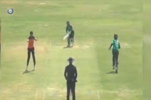 This female cricketer does an Anil Kumble and we're shocked! Find out