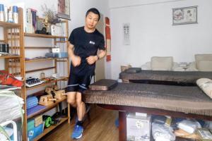 Man runs marathon at home as China fights virus