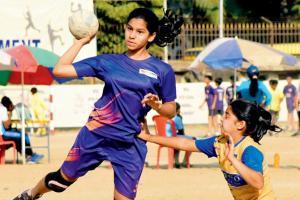 Ananya Jain's goal-scoring heroics help Vibgyor enter quarters Vibgyor's Ananya Jain (left) in action against Don Bosco International at Azad Maidan yesterday. Pic/ Suresh Karkera