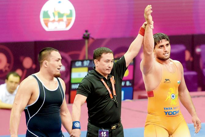 India’s Hardeep (right) wins bronze against Makhmudov in 97kg