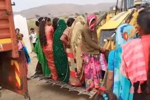 JCB being used to help women get down from truck impresses online