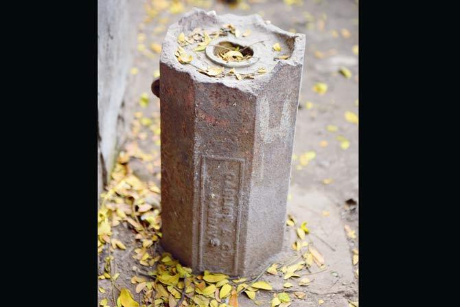 Due to its cast iron composition, it is difficult to pull out the structure from the earth. The stump of one spotted at Lalbaug bearing the company name Garliow & Co Bombay is nestled in a parking spot. Sometimes, the imported lamps and glass were stolen, leaving behind just the pole